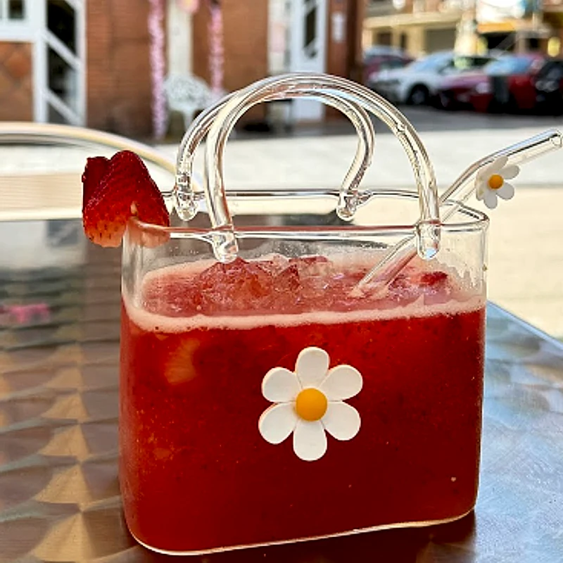 Divertido batido de chocolate servido en botella con forma de oso