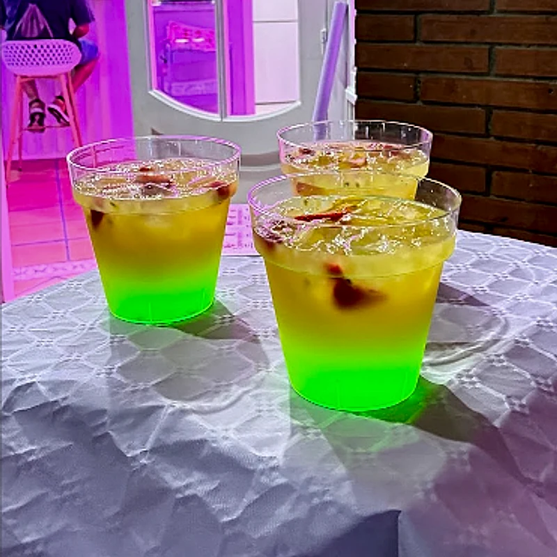 Tres vasos de cócteles y batidos coloridos en la mesa del local