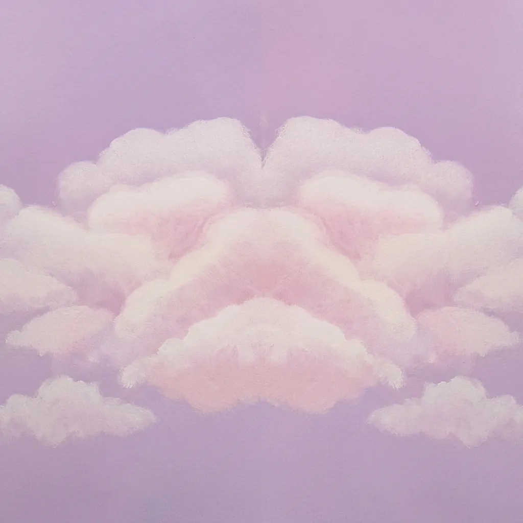 Mural de nubes en tono violeta, decoración del local