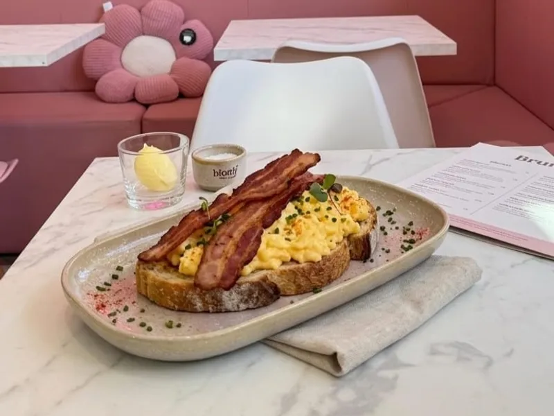 Torrada de bacon y huevos